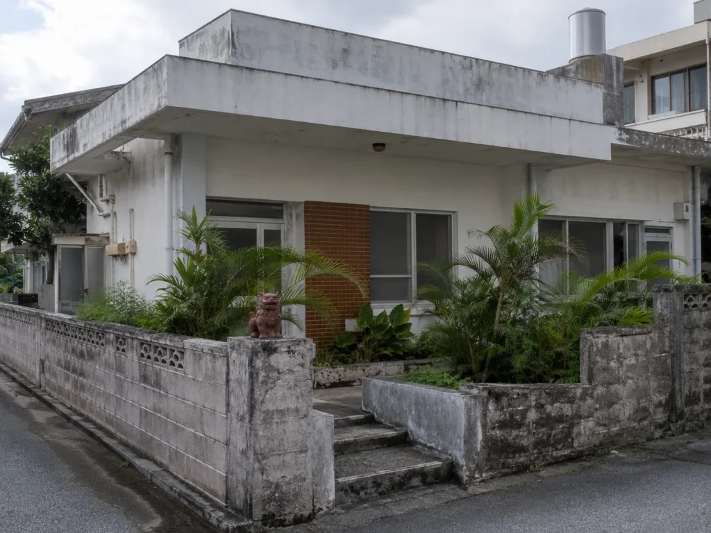 那覇市の住宅街にある築年数の経ったRC造住宅