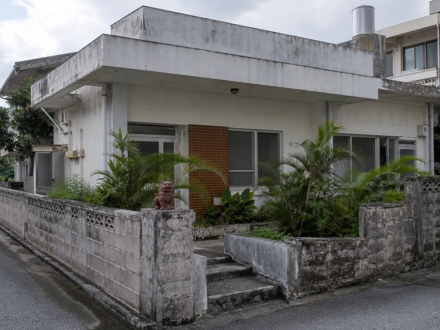 那覇市の住宅街にある築年数の経ったRC造住宅