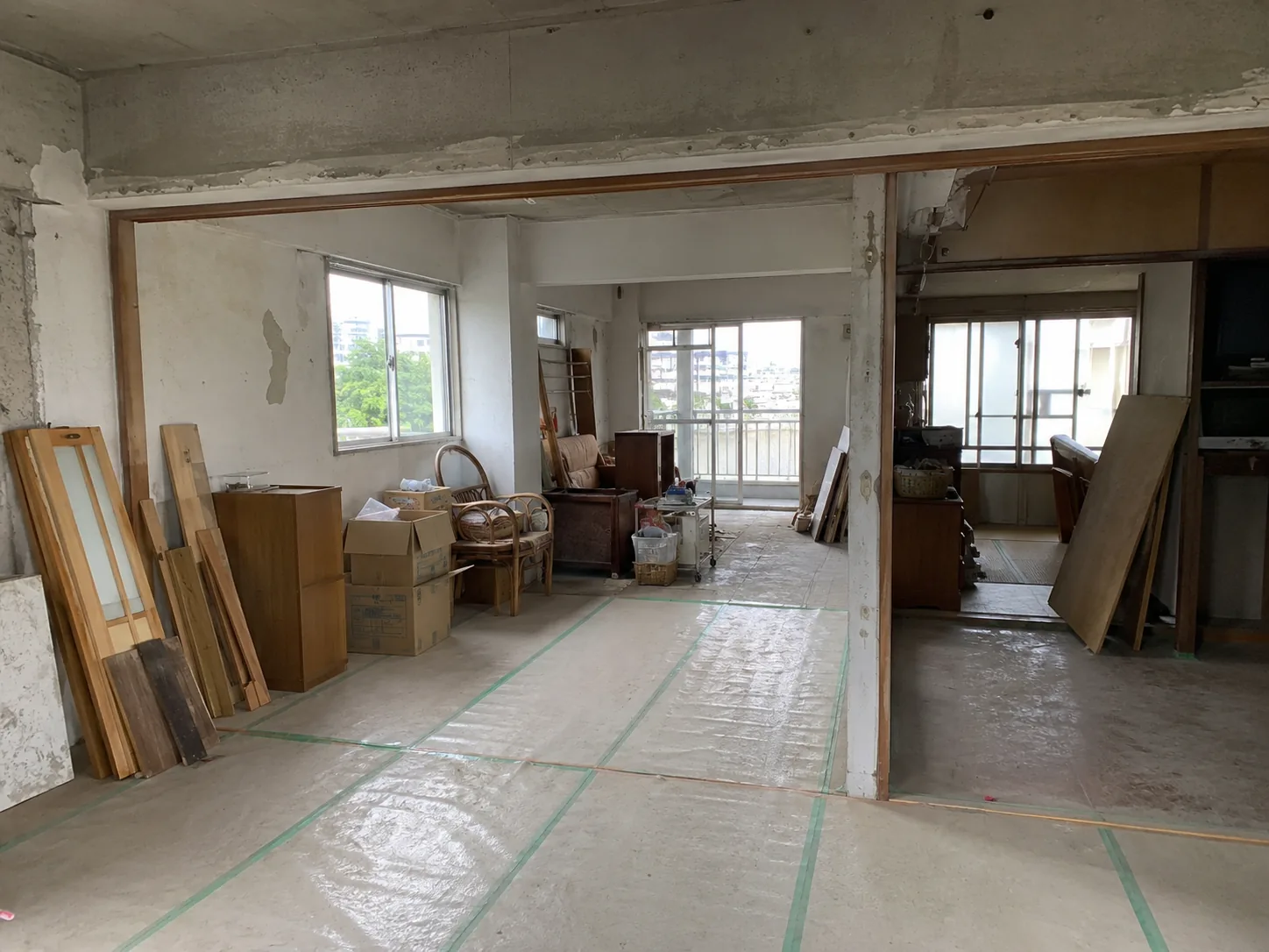 片付けや工事の途中にある古い沖縄住宅