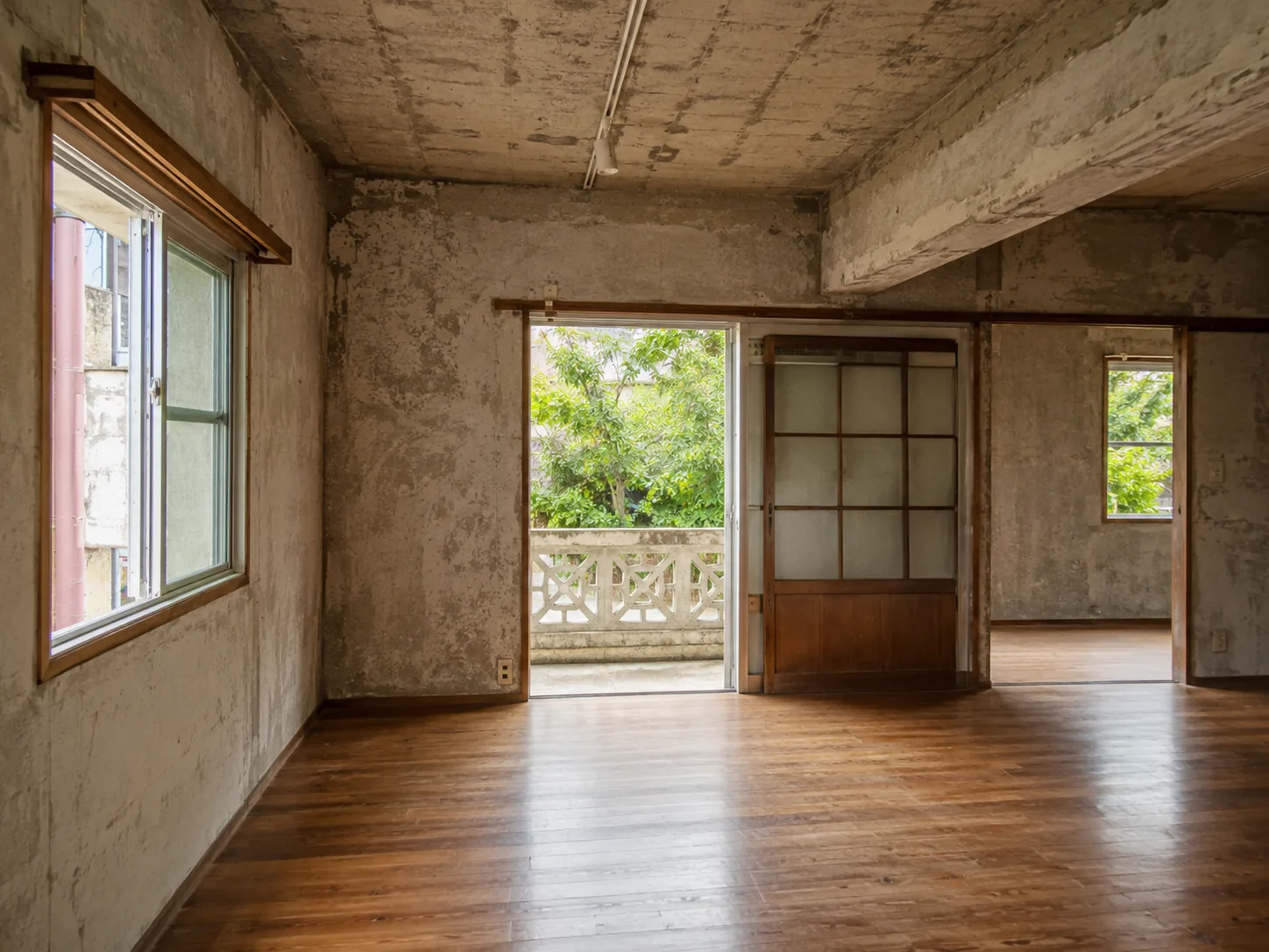 最低限の再生を終えた築古RC住宅の室内
