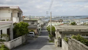 沖縄の古いRC住宅が並ぶ糸満市の街並み