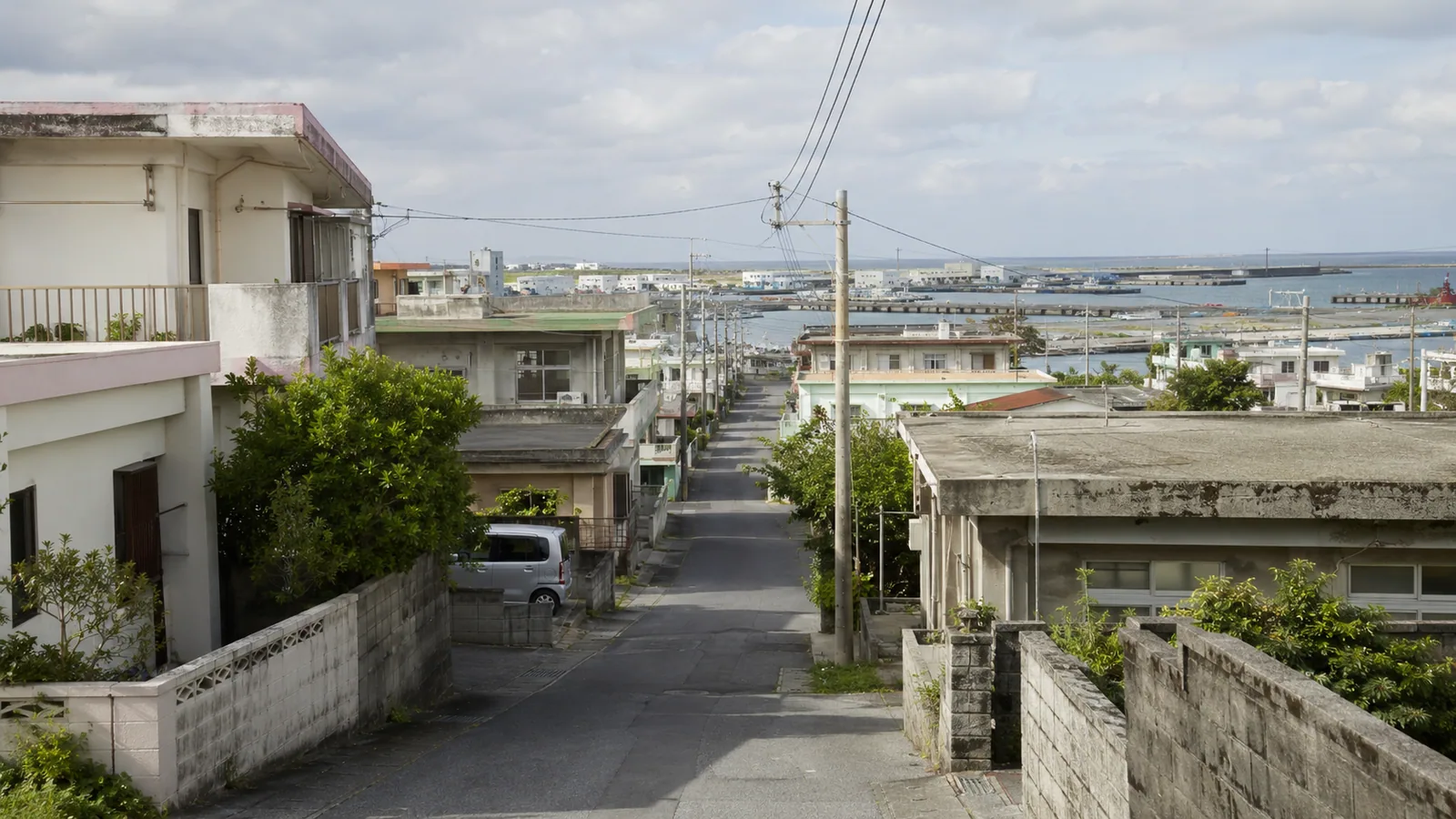 沖縄の古いRC住宅が並ぶ糸満市の街並み