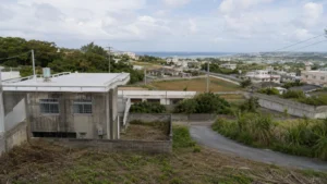 西原町の住宅と丘陵地を望む沖縄の実景