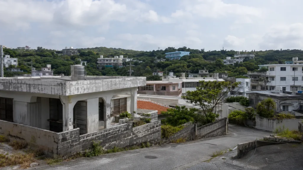 沖縄市の住宅地と緑を望む実景