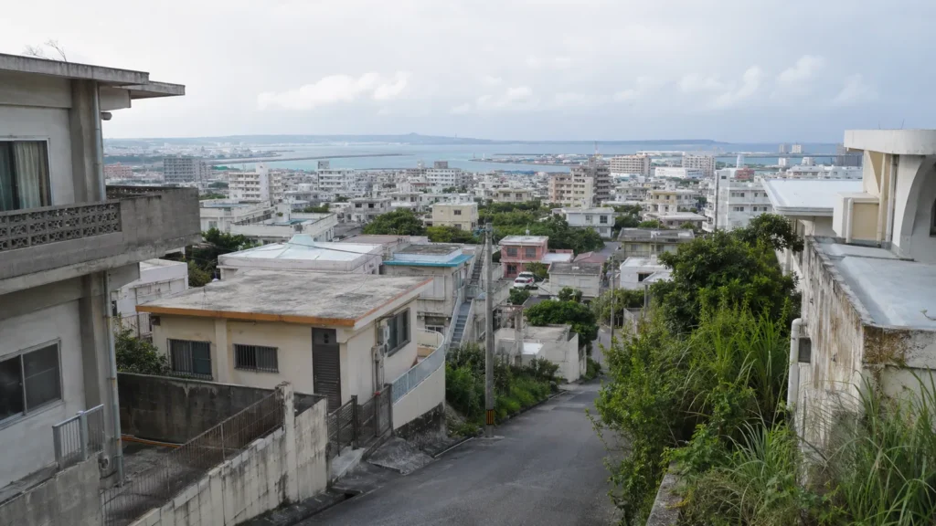 沖縄の住宅地にある細い生活道路と戸建て群