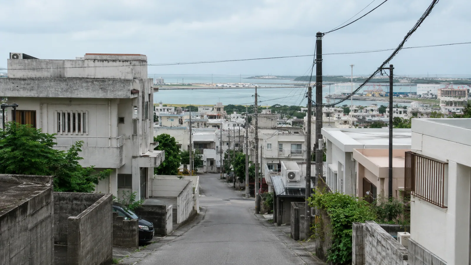 与那原町のRC住宅地と海を望む沖縄の実景